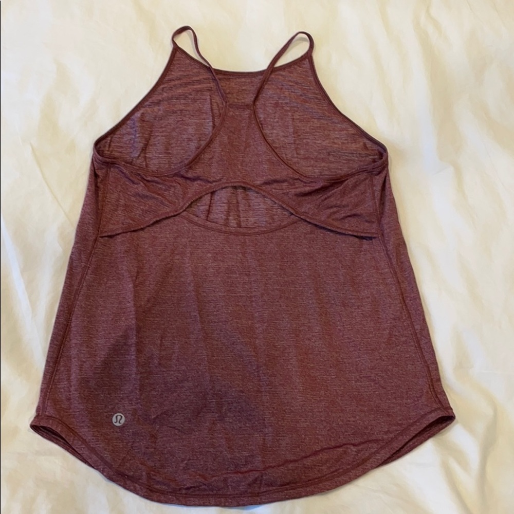 Lululemon workout top peekaboo back